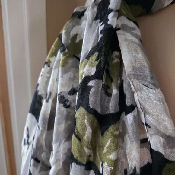 Floral Patterned Scarf - Picture 4 of 7